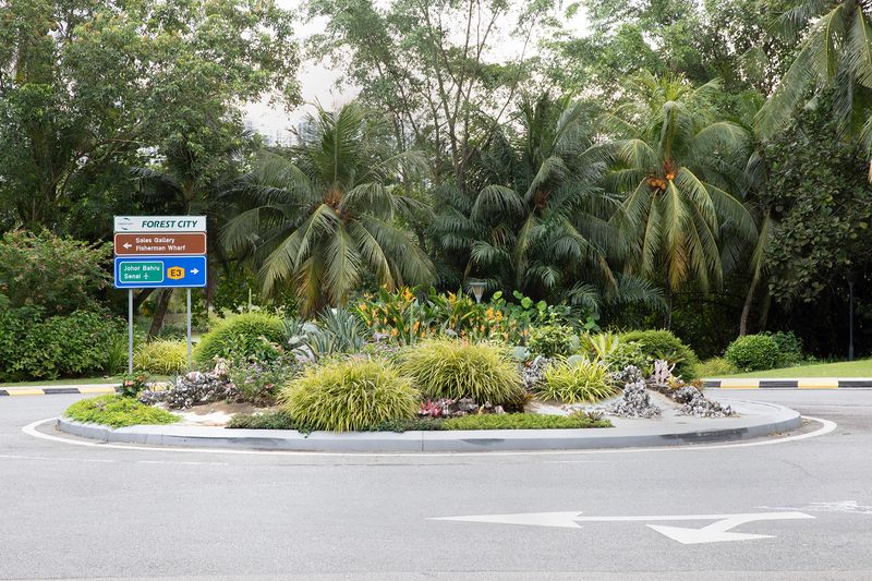 © Francesca Pompei - Traffic roundabout at the entrance of the city.