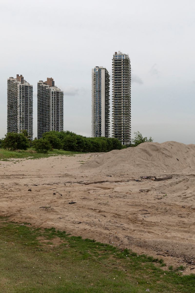 © Francesca Pompei - The abandoned beach of Forest City and the landscape of the uninhabited buildings.