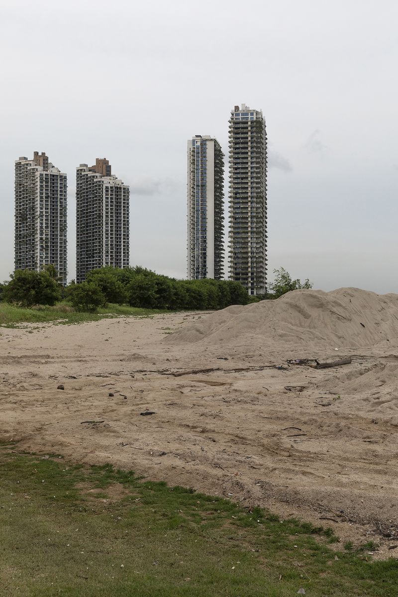 © Francesca Pompei - The abandoned beach of Forest City and the landscape of the uninhabited buildings.