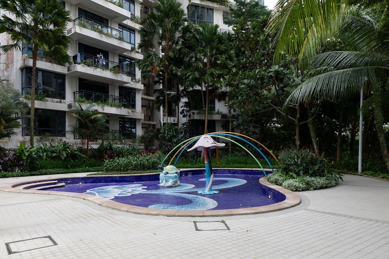 © Francesca Pompei - An empty swimming pool, a private comfort for the hypothetical inhabitants.