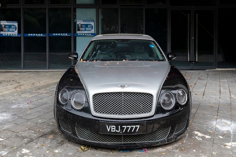 © Francesca Pompei - A luxury car abandoned in front of old vehicles' resellers of Forest City.