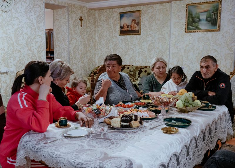 © Jana Islinger - Maria, Hasmik, Asya, Armine, Samson and their children at dinner in the border town of Jermuk.