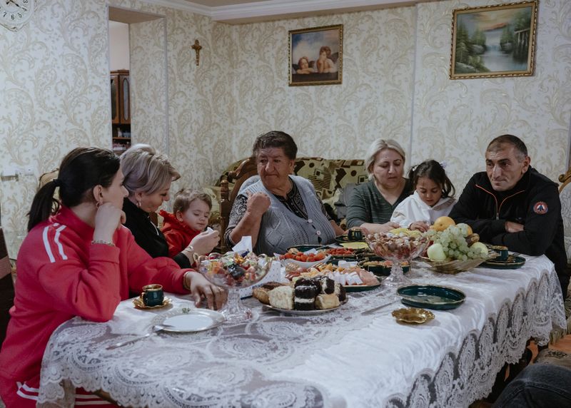 © Jana Islinger - Maria, Hasmik, Asya, Armine, Samson and their children at dinner in the border town of Jermuk.