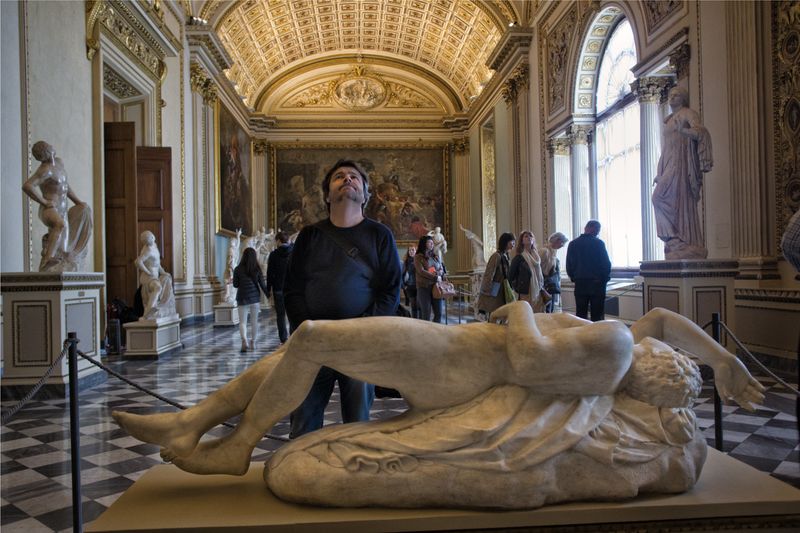 © José Reis - In the Niobe Room of the Uffizi Gallery in Florence, Italy. (2014)