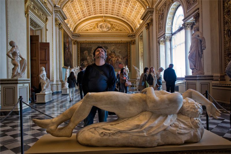 © José Reis - In the Niobe Room of the Uffizi Gallery in Florence, Italy. (2014)