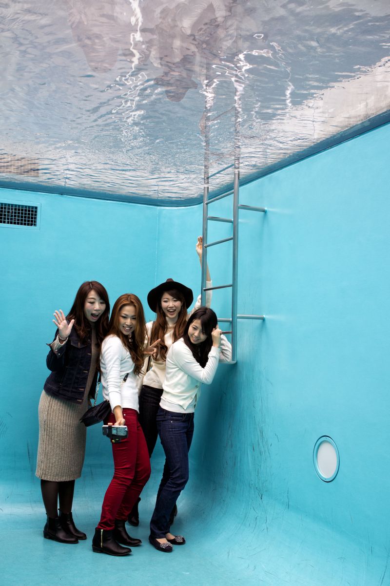 © José Reis - Inside Leandro Erlich’s “The Swimming Pool” at the 21st Century Museum of Contemporary Art in Kanazawa, Japan. (2015)