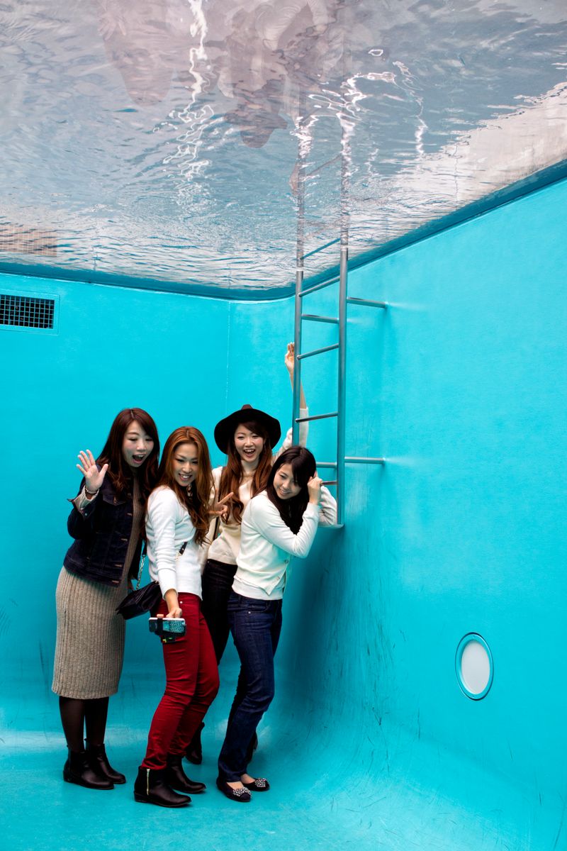 © José Reis - Inside Leandro Erlich’s “The Swimming Pool” at the 21st Century Museum of Contemporary Art in Kanazawa, Japan. (2015)
