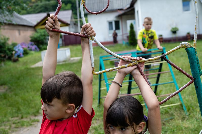 © Катя Москалюк - Image from the The Sense of Touch photography project