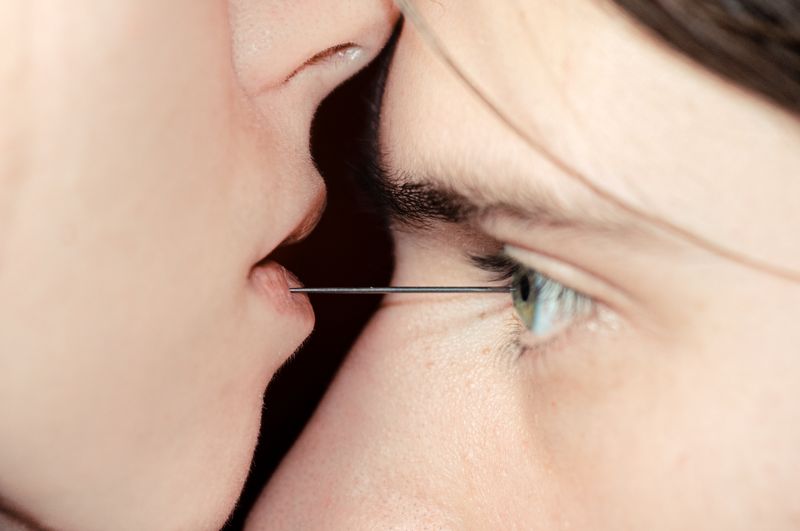 © Yulia Kozynka - "Intimacy" | A needle in between