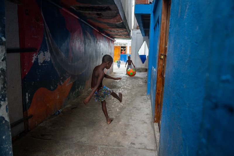 © Gaston Zilberman - Kids playing football in the corridor.