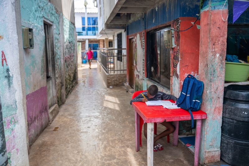 © Gaston Zilberman - A boy doing his homework in the corridor. On the islote, lots of things in cities happen at home, happen in the street.
