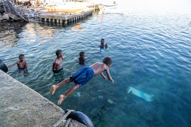 © Gaston Zilberman - In the afternoon the water fills with kids. It is the only open space the island has.