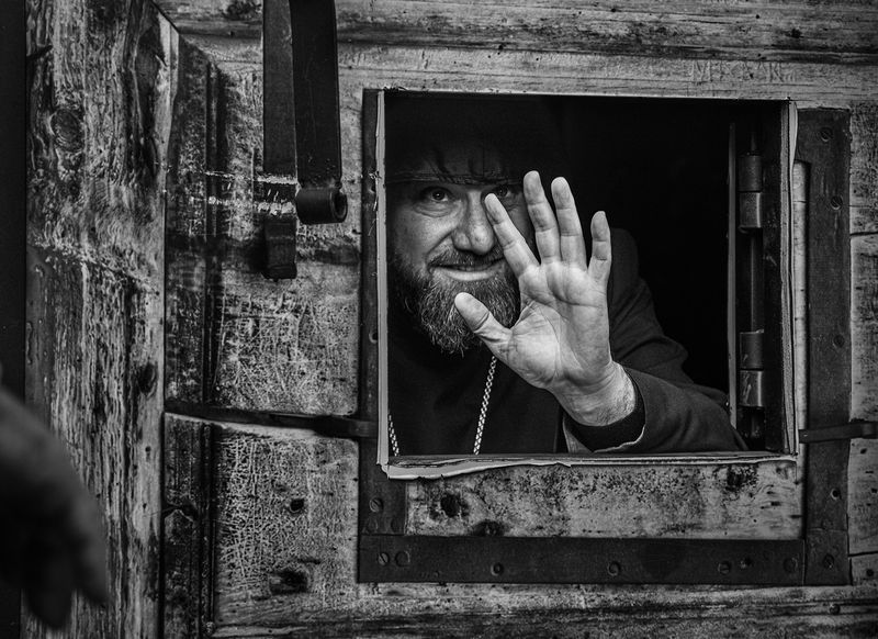 © Zeev Kurlianchick - He meets the Patriarch to hand over the ladder used to open the lock, a ritual repeated for centuries.