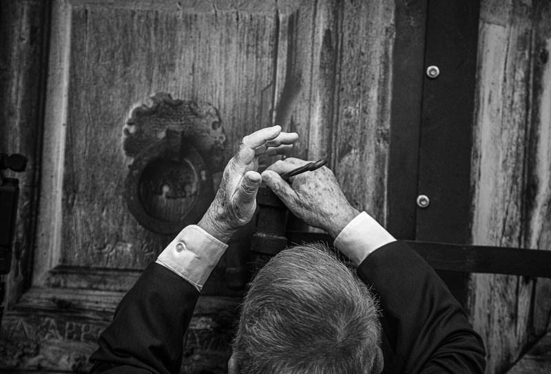 © Zeev Kurlianchick - On this day, a neutral custodian unlocks the doors, as every year for centuries.