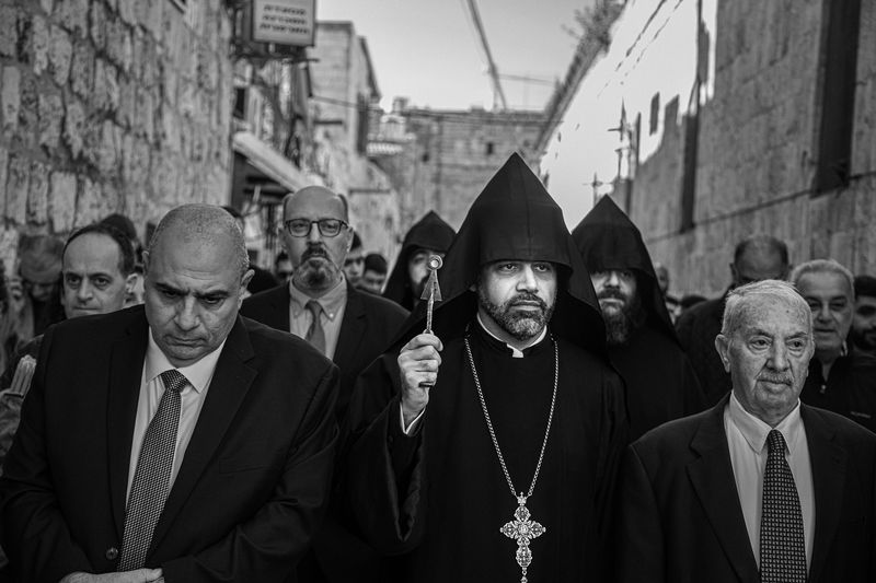 © Zeev Kurlianchick - The procession moves toward the Church of the Holy Sepulchre, gathering tension.