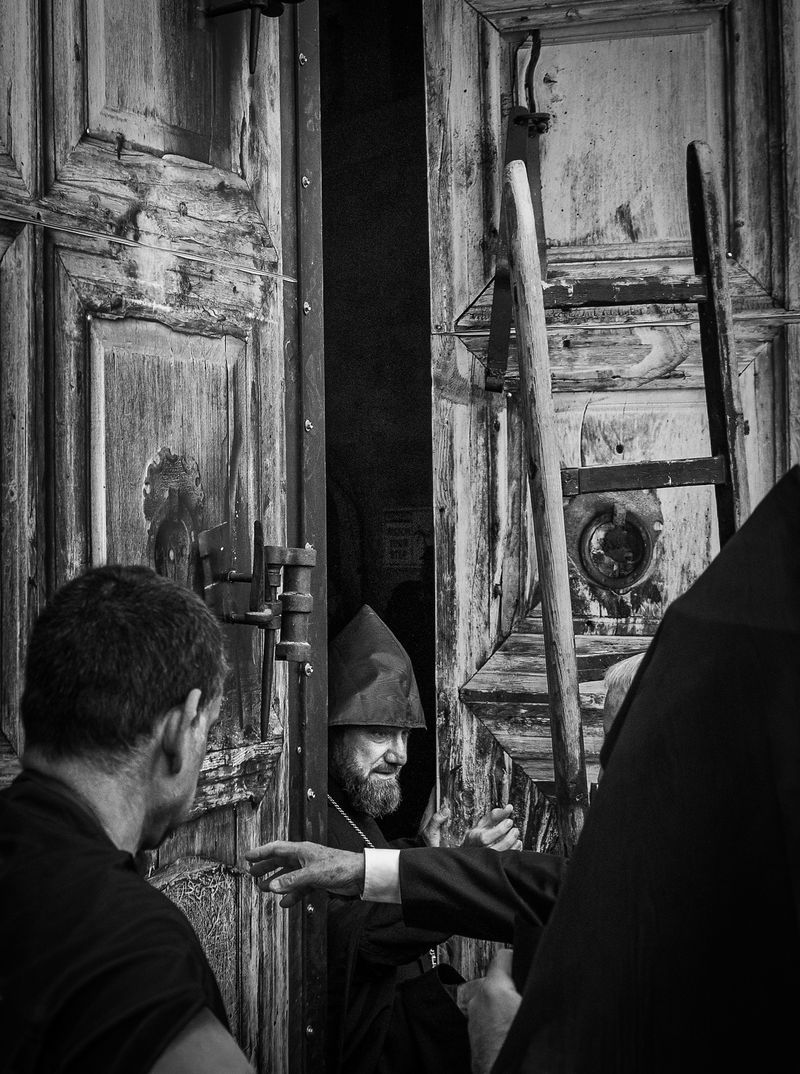 © Zeev Kurlianchick - The doors open to allow the Armenian Patriarch to enter first.