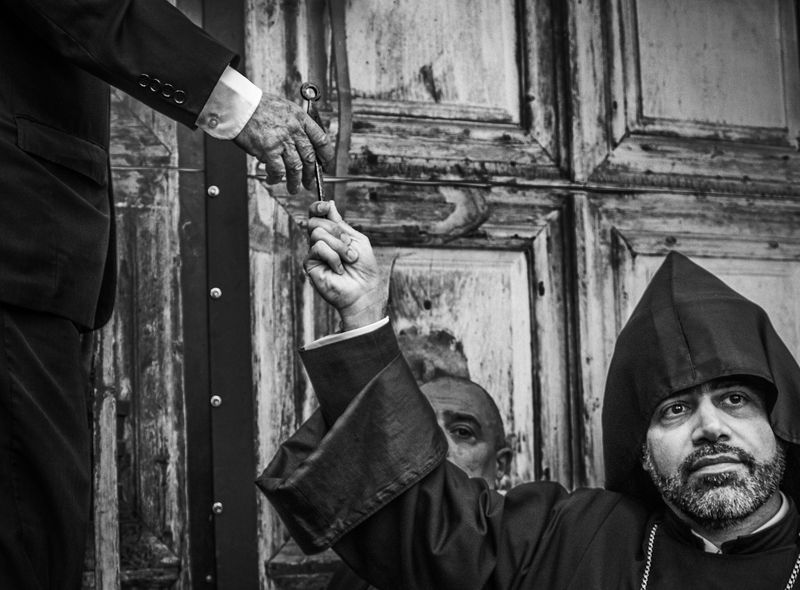 © Zeev Kurlianchick - The Armenian Patriarch hands the key to a neutral custodian, a practice meant to prevent conflict between communities.