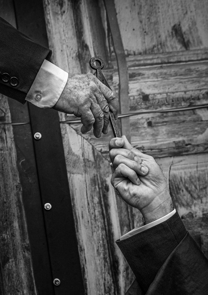 © Zeev Kurlianchick - A key ritual: the key allows separate communities to coexist like islands in an archipelago.