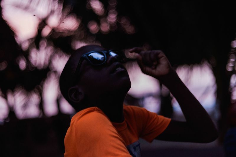 © Salvatore Caruso - A child tries on a new pair of sunglasses