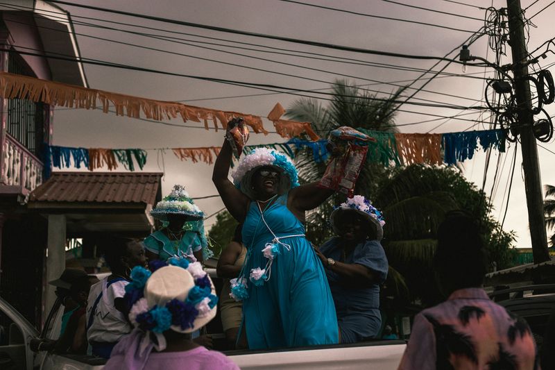 © Salvatore Caruso - A woman from the Christian faction celebrates the “victory” by waving packets of snacks.