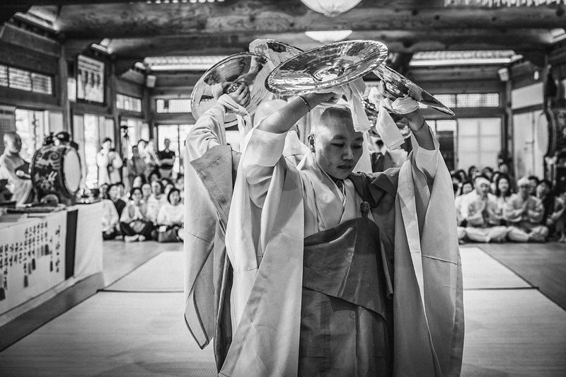 © Min A Choi - Cymbals held aloft during the Bara dance. Jingwansa Temple, 2026.