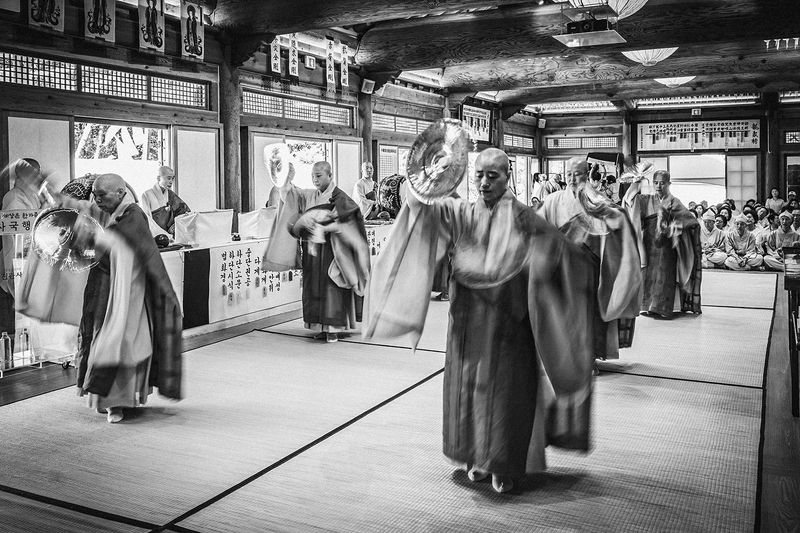 © Min A Choi - The full ensemble dances before the gathered congregation. Jingwansa Temple, 2026.
