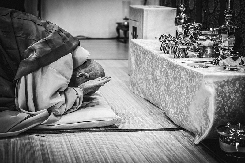 © Min A Choi - Full prostration before the altar. Jingwansa Temple, 2026.