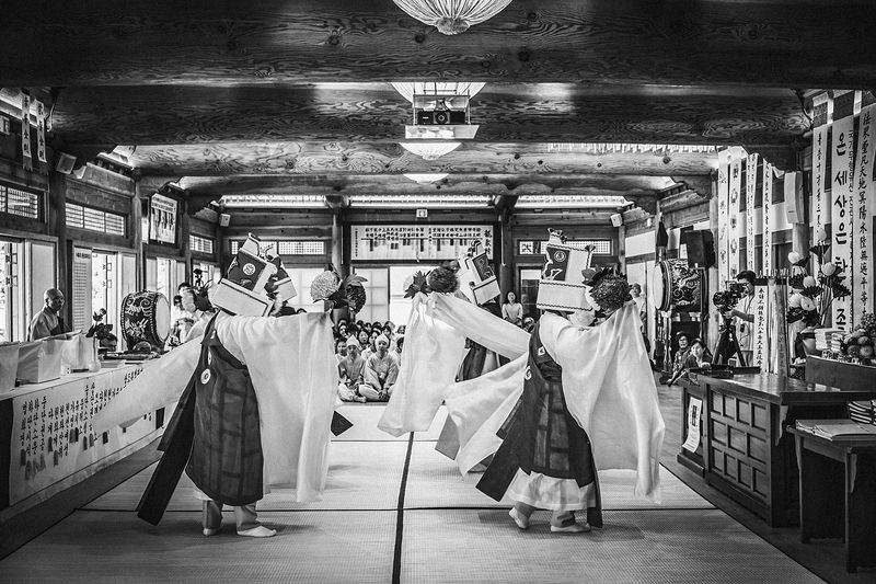 © Min A Choi - The Nabi (butterfly) dance, seen from behind. Jingwansa Temple, 2026.