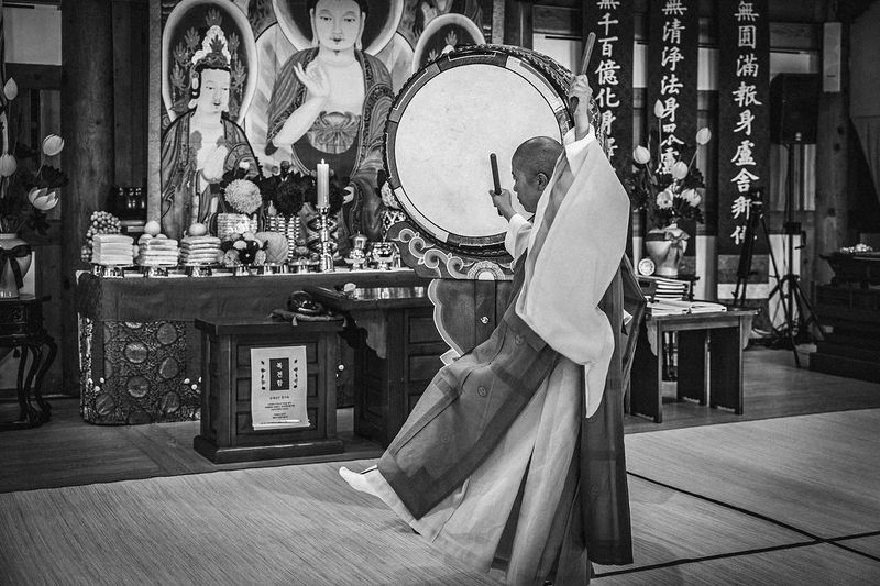 © Min A Choi - The drum struck, seen from behind. Jingwansa Temple, 2026.
