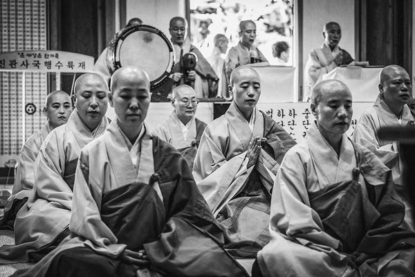 © Min A Choi - Seated in silent meditation before the rite begins. Jingwansa Temple, 2026.