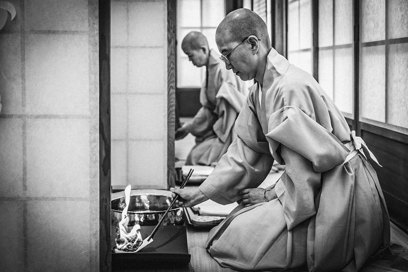 © Min A Choi - Lighting incense before dawn. Jingwansa Temple, 2026.