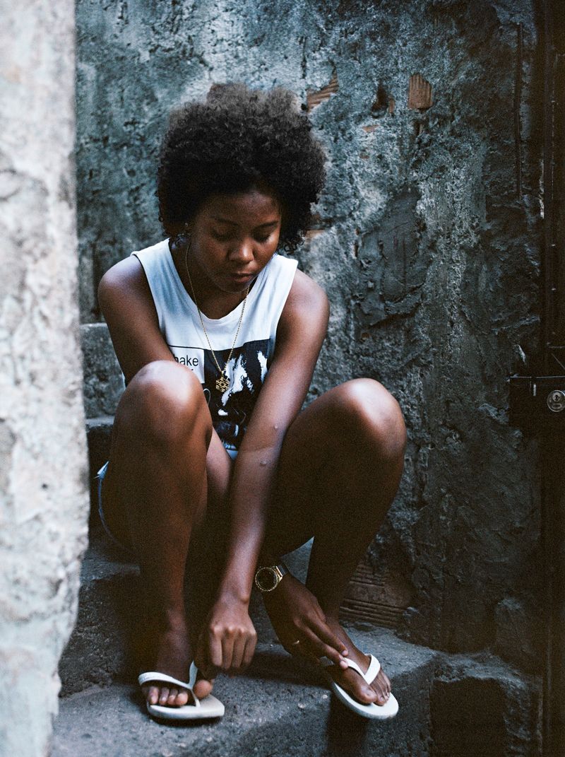 © Sabine van Wechem - Thay is relaxing in the alley at her grandma's place.
