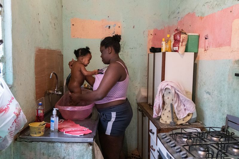 © Sabine van Wechem - Thay her aunt, Larissa, is bathing her new born daughter Maria at home.