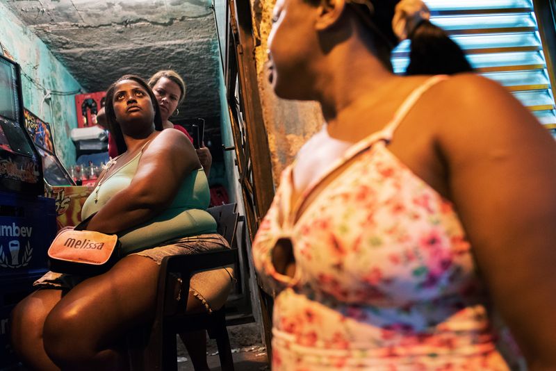© Sabine van Wechem - Thay her mother Aninha is getting her hair done by her friends.