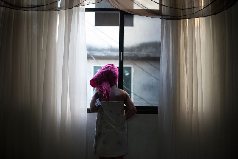 © Sabine van Wechem - Malu is getting ready to go to school and checks out what is happening on the street.