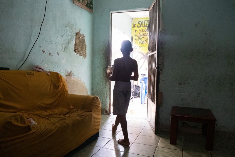 © Sabine van Wechem - Kauan is walking through is house and is curious what is happening outside.