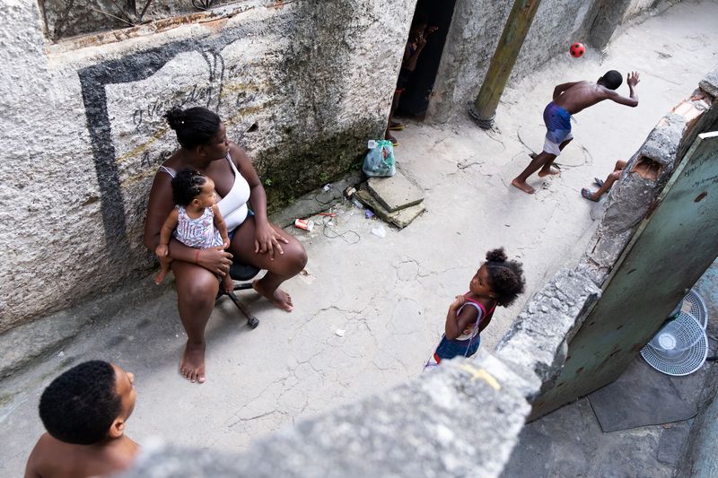 © Sabine van Wechem - The friends and family of Thay are playing a game in the small alley around their houses.