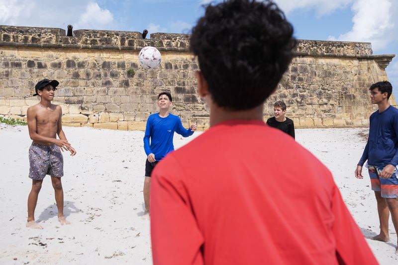 © Sabine van Wechem - At Fort Orange there are a lot of schools visiting. And the kids are also playing football on the beach.