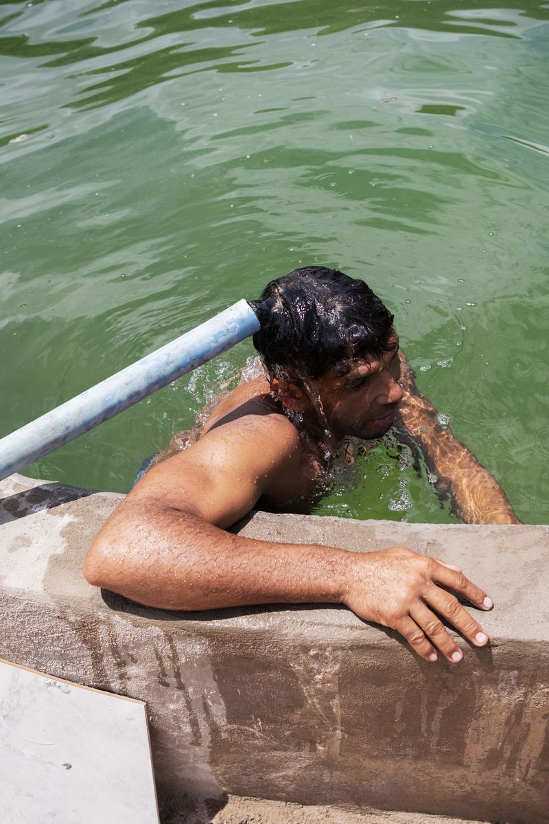 © Sabine van Wechem - The son of Maria is having a refreshment in their own build water barrel in the garden, part of the Pankararu community.