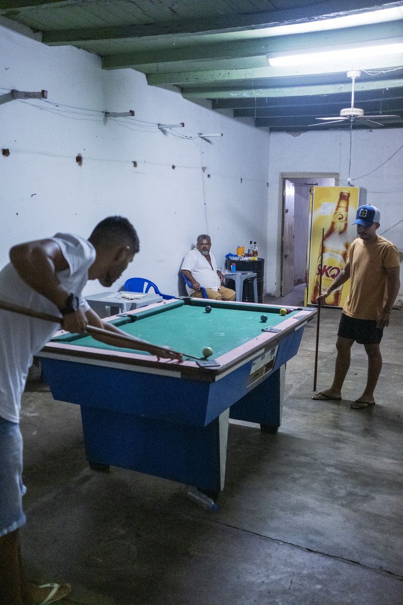 © Sabine van Wechem - Downtown Tacaratu the boys are playing pool.