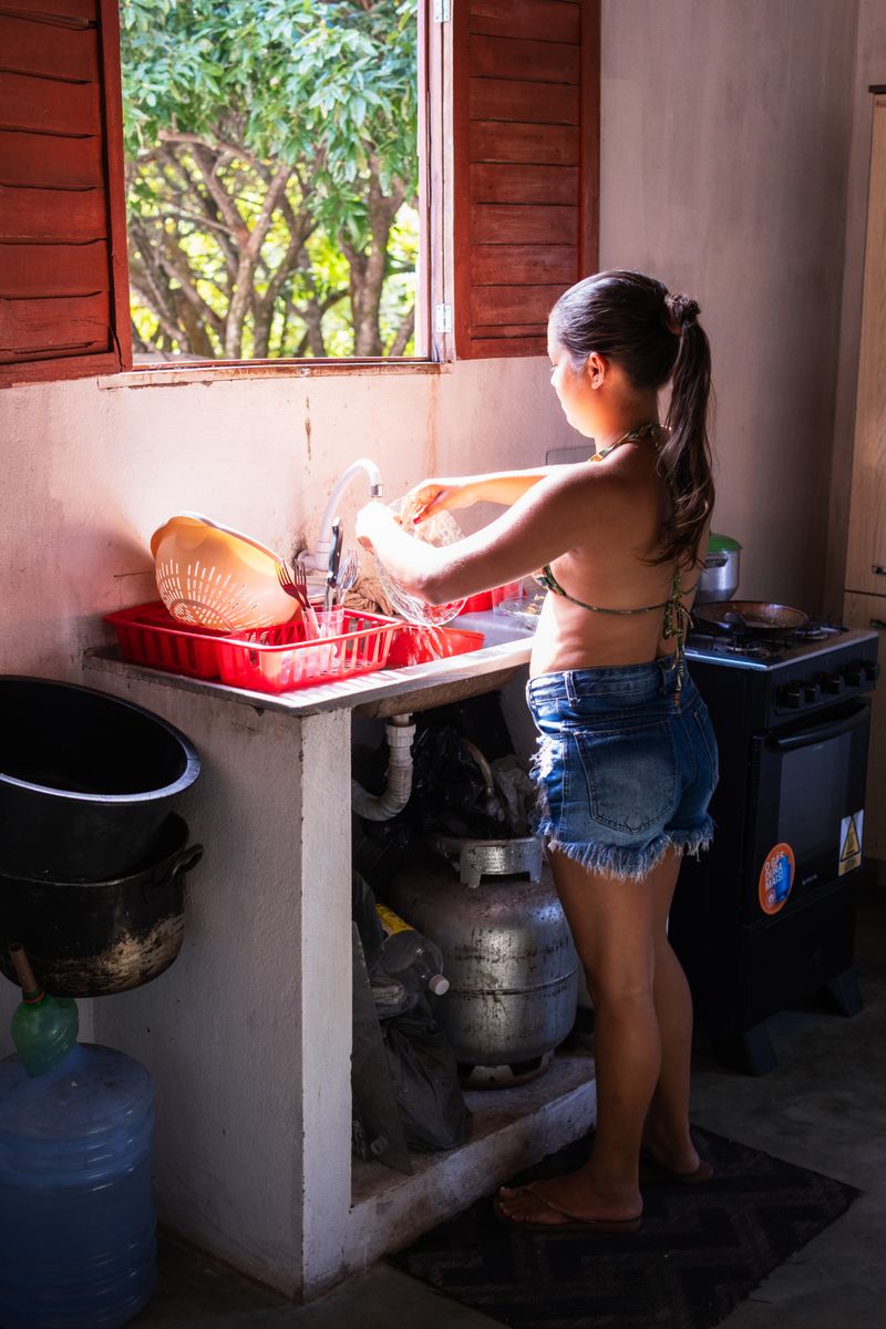 © Sabine van Wechem - Lyra doing the dishes after a family lunch on the weekend.