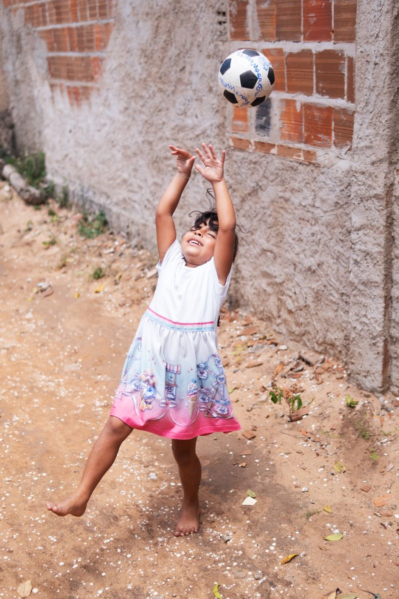 © Sabine van Wechem - Playing ball remains a joy for the little one on the family land.