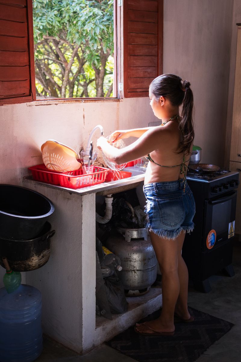 © Sabine van Wechem - Lyra doing the dishes after a family lunch on the weekend.