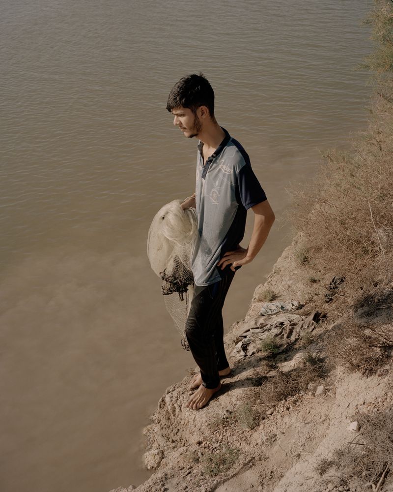 © Magnus Hove Johansson - Hamed fishes from the shore in Chibayish with a net, but has no luck catching anything that day.