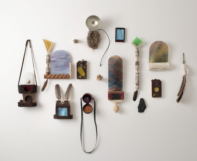 © CLARA DE TEZANOS - Scandal of Birds in the Garden II, Installation of various pieces, detailed view.