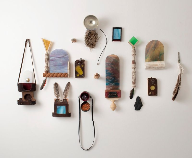 © CLARA DE TEZANOS - Scandal of Birds in the Garden II, Installation of various pieces, detailed view.