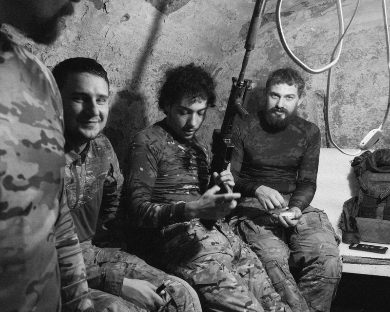 © David Hadland - Members of the 78th Airborne Assault Regiment sit in their dugout within the combat zone of Sumy Oblast. 2025.