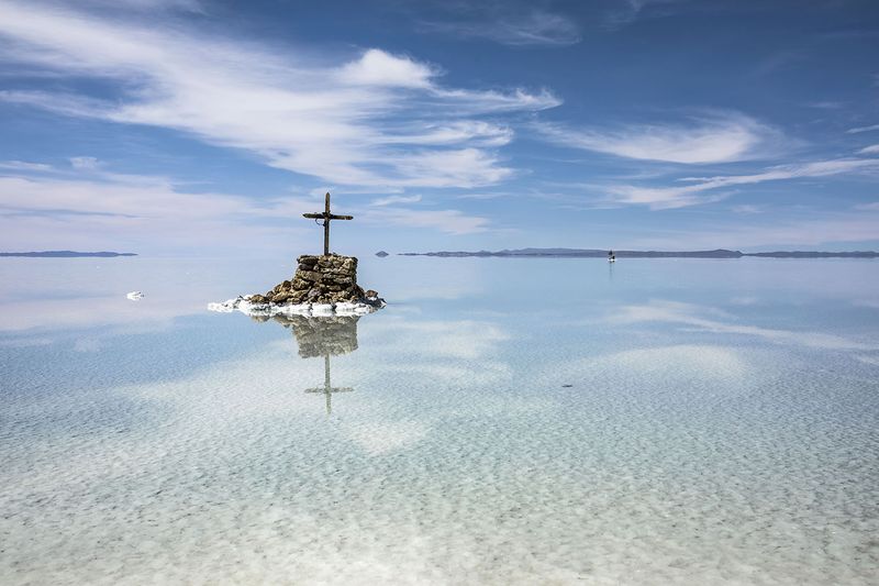 © Matjaz Krivic - A grave in the middle of the salt flat, near the lithium pools. Salar de Uyuni, Bolivia