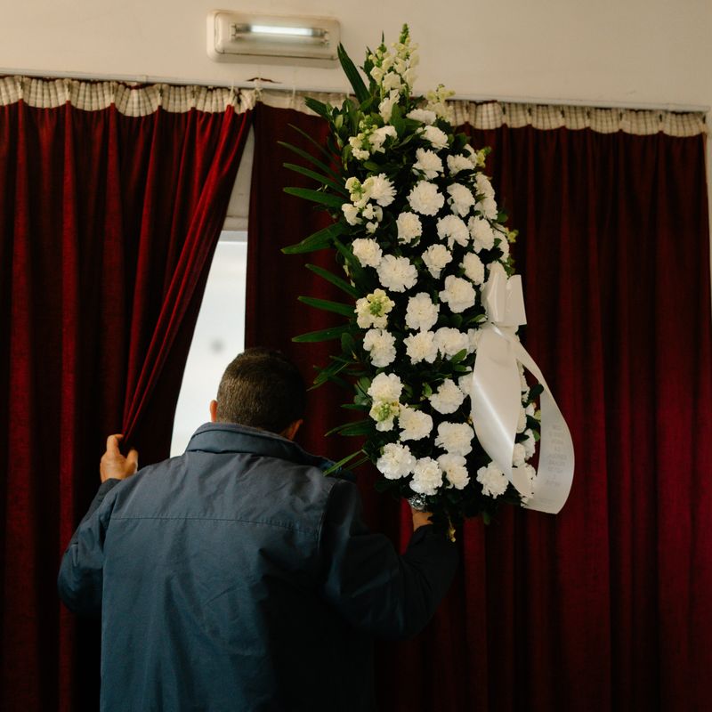 © Bárbara Monteiro - "Funeral director looking to see if the deceased's family was present"