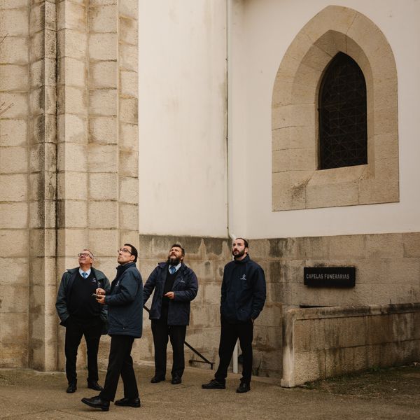 © Bárbara Monteiro - Funeral directors looking up to the sky